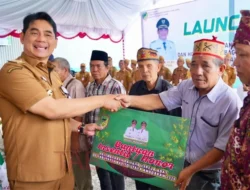 Bupati Shalahuddin Luncurkan Bantuan Permakanan dan Honorarium bagi Lembaga Adat serta RT/RW