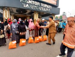 Bersama Warga Hadapi Kabut Asap, Pemkab Salurkan 300 Paket Sembako